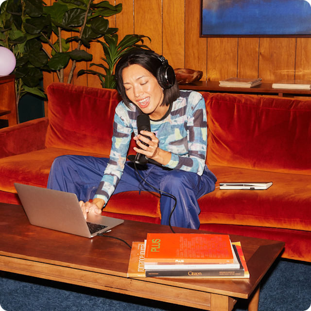 Girl recording vocals online in Soundtrap