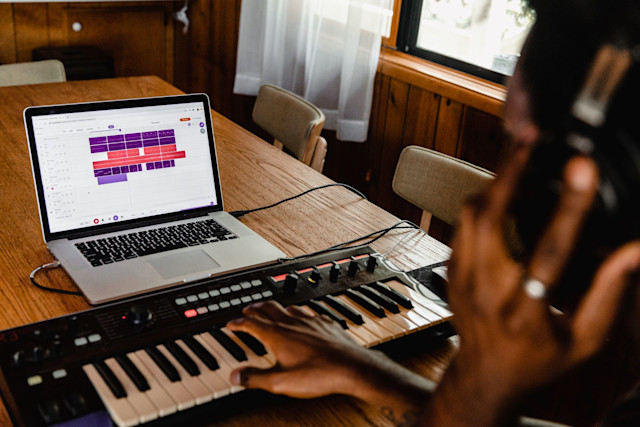Man recording a MIDI keyboard on Soundtrap