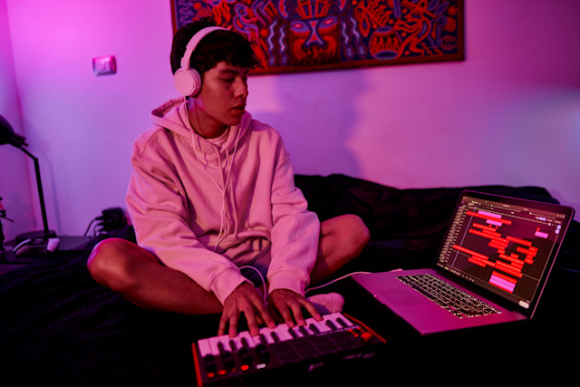 Man recording keys on Soundtrap