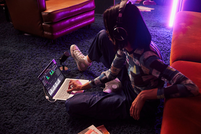 Woman making music online using Soundtrap