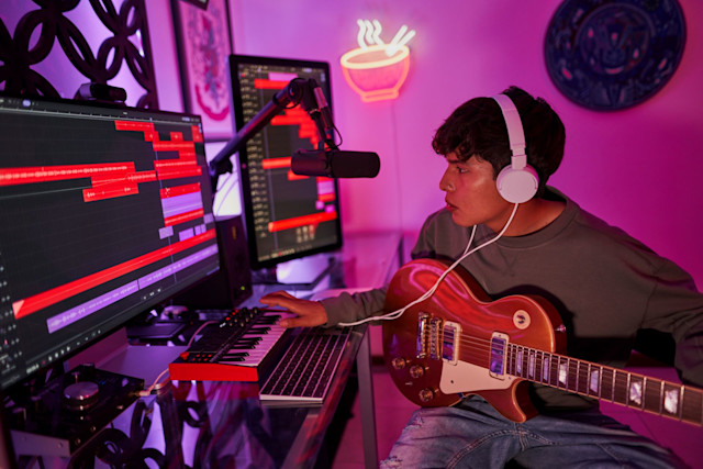 Man making music online using Soundtrap