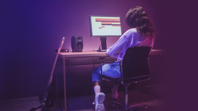 Woman making music in Soundtrap