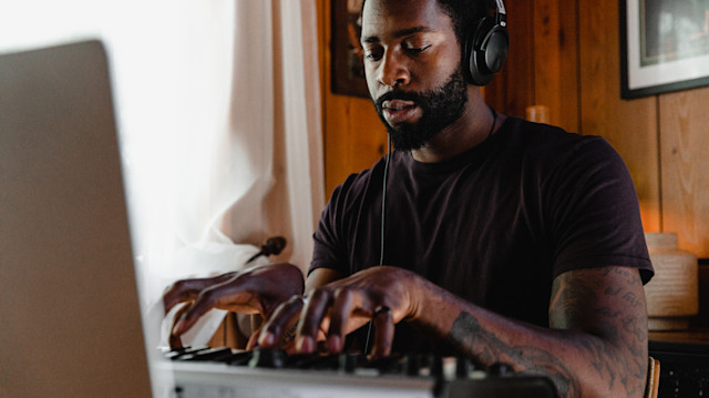 A male beatmaker producing in soundtrap