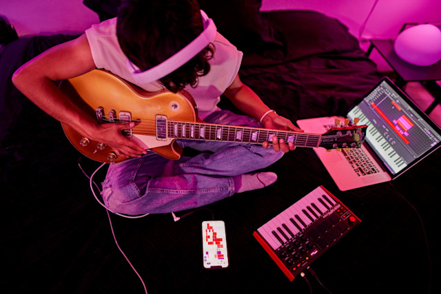 Man recording guitar on Soundtrap