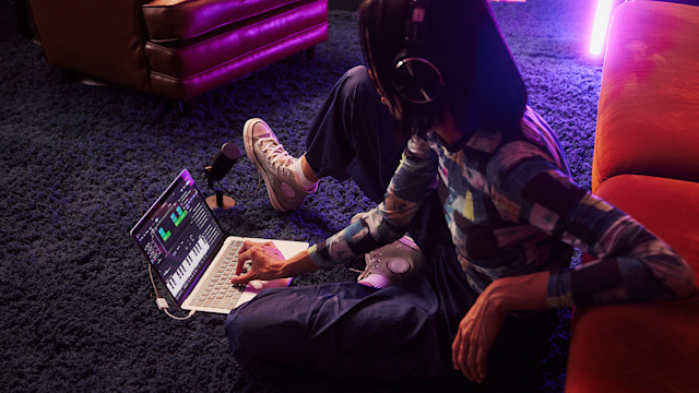 Woman on the floor mixing in Soundtrap